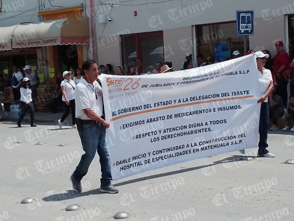 Marchan por el día del Trabajo en Matehuala