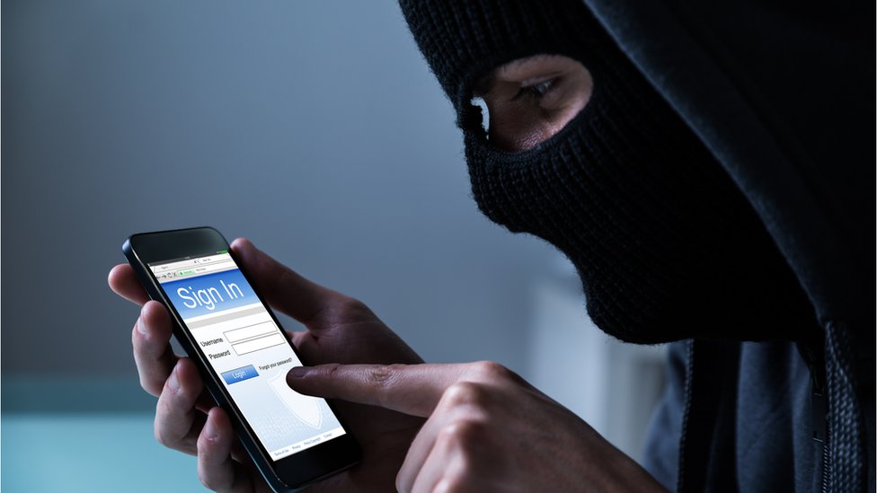 Hackean el celular del párroco de Real de Catorce