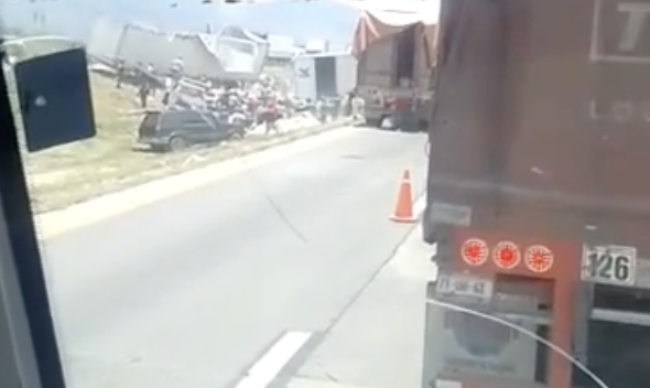 Caos en la carretera 57; rapiña tras volcadura de tráiler con jabón