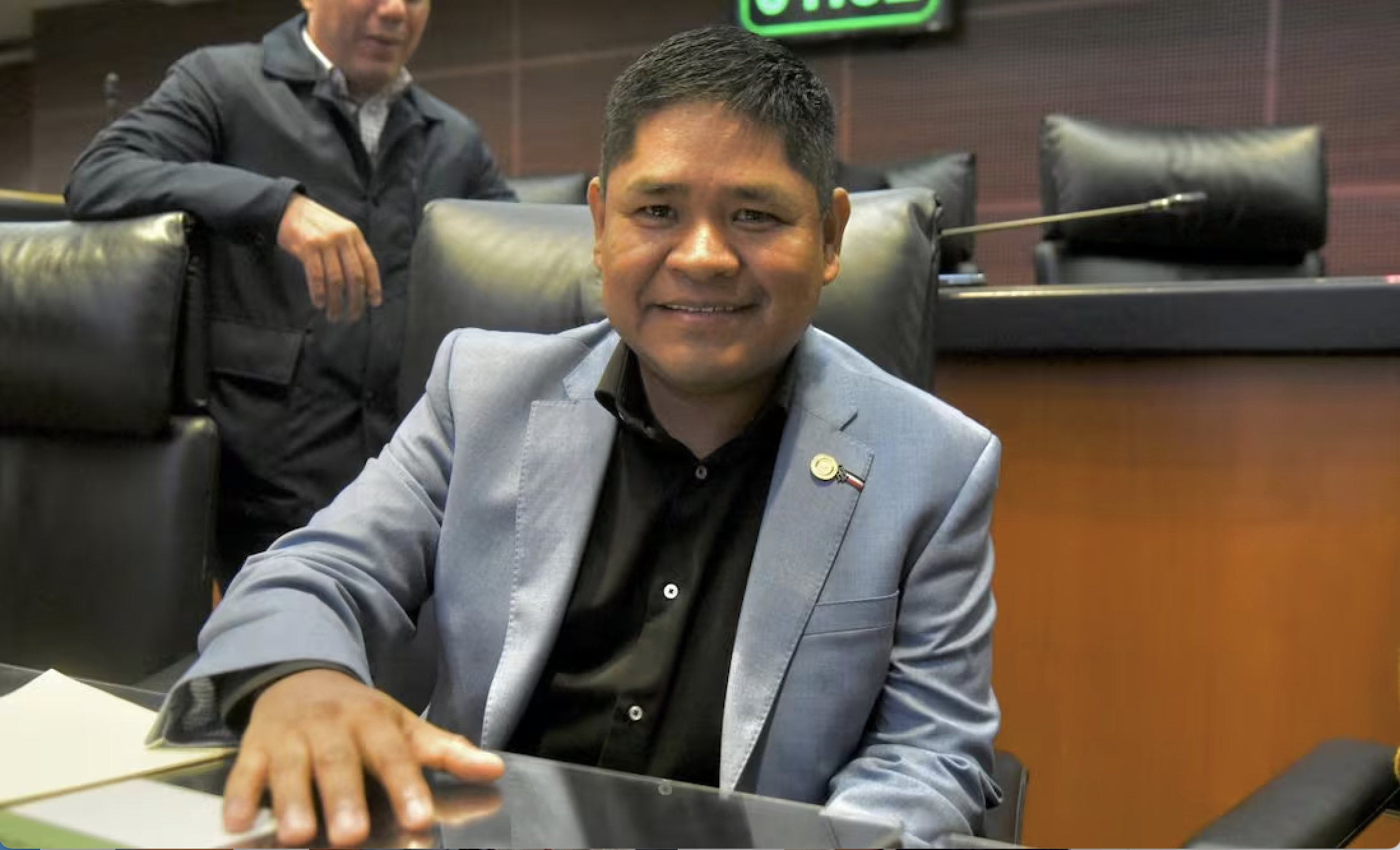 ¡No es broma! Erasmo Catarino rinde protesta como senador