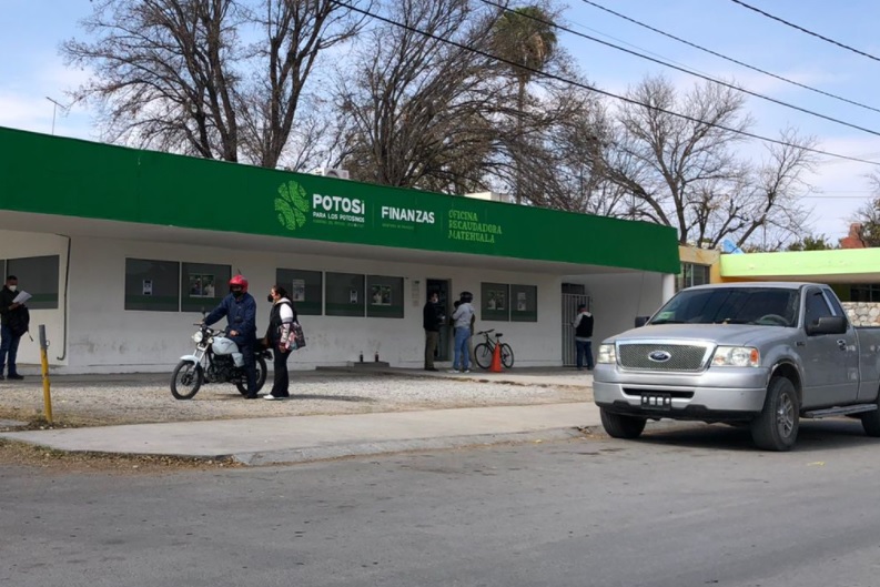 Denuncian presunto tráfico de placas en la oficina de Finanzas de Matehuala