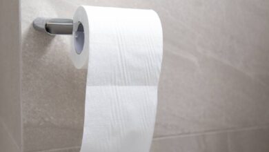 ¿Papel higiénico por arriba o por debajo? Microbióloga resuelve el debate